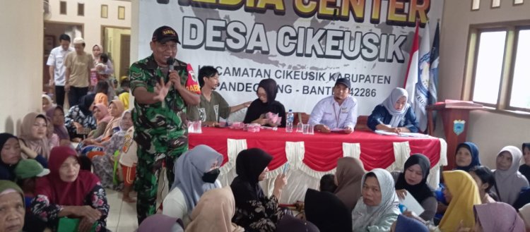 Sertu Eri Piatna Babinsa Koramil 0116/Cikeusik Laksanakan Monitoring Penyaluran BLTS Kesra di Wilayah Kecamatan Cikeusik