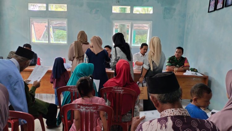 Sertu Risman Harahap Babinsa Koramil 0102/Cadasari Dampingi Penyaluran BLTS Kesra Tahun 2025 di Desa Koranji