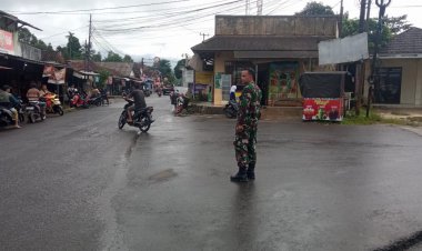Babinsa Koramil 0112/Jiput Laksanakan Pengamanan Pasar Jiput Demi Kelancaran Aktivitas Warga