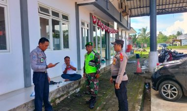 Sertu juana Babinsa Koramil 0111/Pagelaran Bersama Polsek Laksanakan Pengamanan di Terminal Bus Tarogong