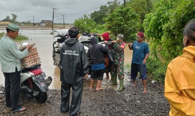 Serka Yatno Babinsa Koramil 0111/Pagelaran Laksanakan Pembantuan Penyeberangan Sungai Akibat Kenaikan Debit Air