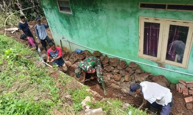 Babinsa Koramil 0102/Cadasari Laksanakan Karya Bakti Pembangunan Dam Bersama Warga Desa Karangsetra