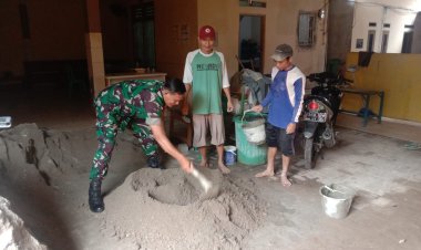 Babinsa Koramil 0102/Cadasari Gelar Karya Bakti Gotong Royong Perbaikan Mushola Kantor Desa