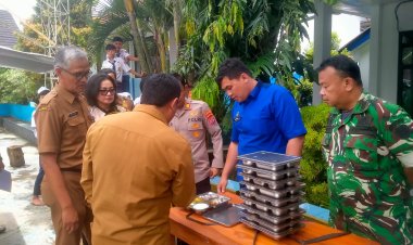 DANRAMIL 0104/CIMANUK BERSAMA MUSPIKA LAKSANAKAN MONITORING PENDISTRIBUSIAN PROGRAM MAKAN BERGIZI GRATIS (MBG) DI SMPN 1 CIMANUK