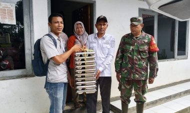 Sertu Suhendar Babinsa Koramil 0107/Saketi Dampingi Penyaluran Program MBG di Kecamatan Cisata