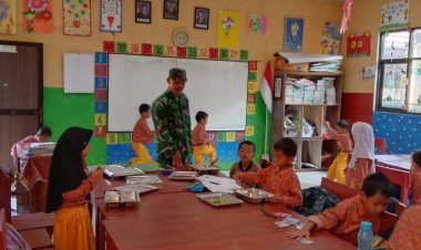 Serma Junaedi Babinsa Koramil 0107/Saketi Dampingi Penyaluran MBG Yayasan Intishar Bersama Gigih