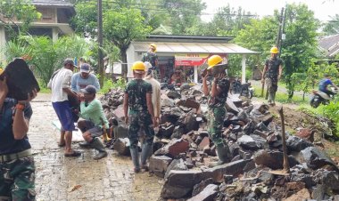 TNI Bersama Masyarakat Gotong Royong Bangun Jembatan Gantung Sungai Cikayang di Desa Cikeusik