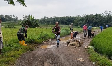 Sertu Iman Jaenudin Babinsa Koramil 0103/Banjar Bersama Warga Laksanakan Gotong Royong Perbaikan Jalan di Desa Sukamulya