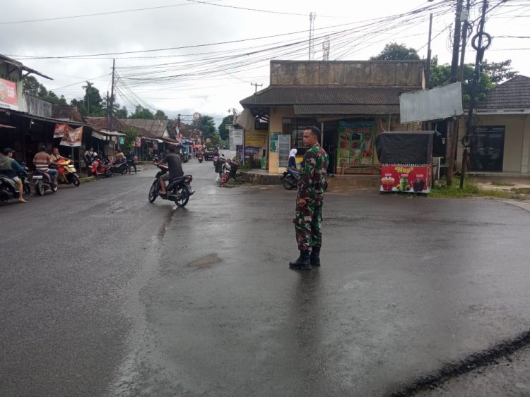 Babinsa Koramil 0112/Jiput Laksanakan Pengamanan Pasar Jiput Demi Kelancaran Aktivitas Warga
