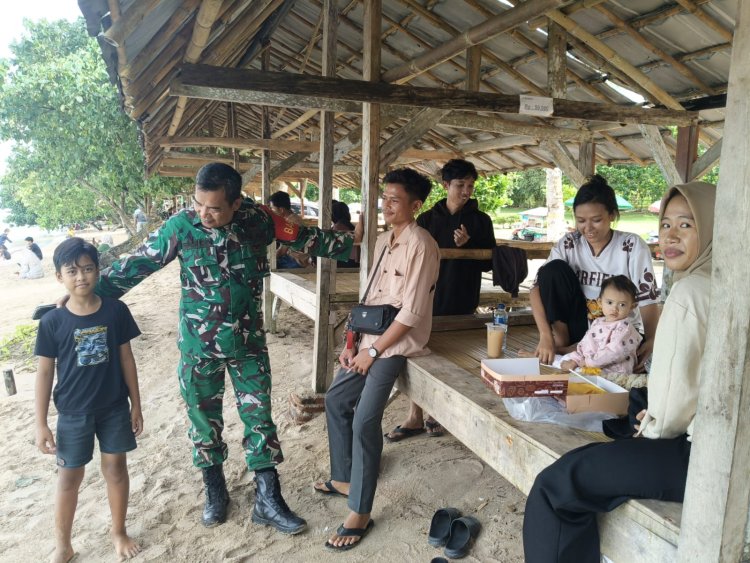 Sertu Rasudin Babinsa Koramil 0117/Panimbang Laksanakan Pengamanan Objek Wisata Pantai Tanjung Lesung pada Perayaan Tahun Baru 2026