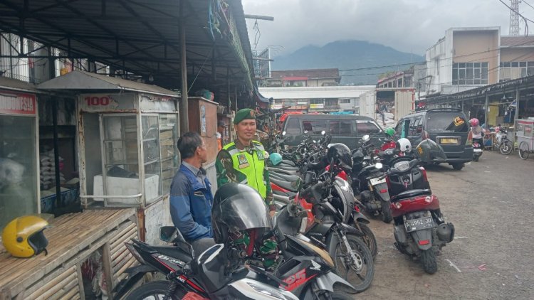 Serda Muhamad Jajang Babinsa Koramil 0101/Pandeglang Laksanakan Monitoring Wilayah di Pasar Badak dalam Rangka PAM Tahun Baru 2026