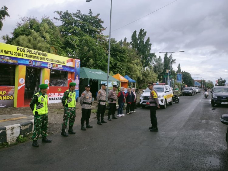 Anggota Babinsa Serma Tedi dan Seka Asep Taryana Laksanakan PAM BKO Polri di Pos Yan Alun-alun Pandeglang