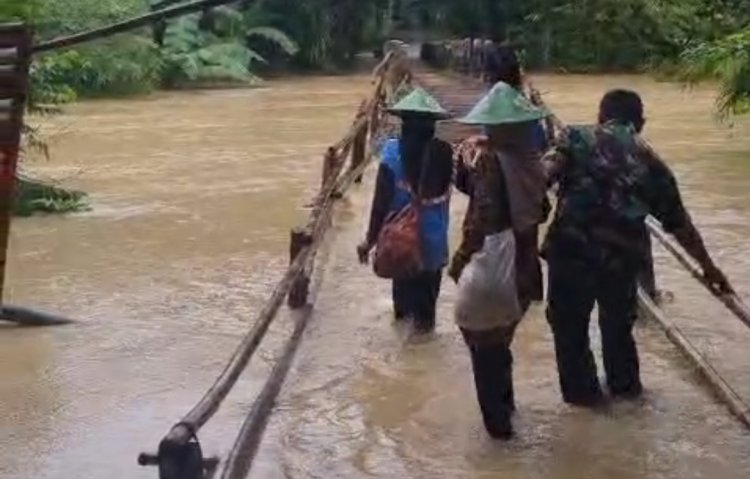 Sertu Eri Babinsa Koramil 0116/Cikeusik Laksanakan Monitoring Banjir di Wilayah Kecamatan Cikeusik