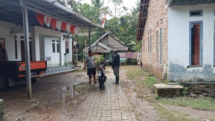 Monitoring Surutan Air Luapan Sungai oleh Koramil 0108/Bojong di Desa Ciherang