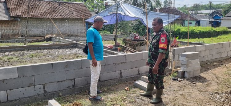 Babinsa Koramil 0116/Cikeusik Laksanakan Monitoring Pembangunan Dapur MBG Yayasan Seraya Bakti Emas di Desa Cikeusik