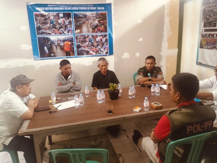 Babinsa Koramil 0110/Labuan Laksanakan Komsos Bersama Pengelola Pasar Labuan