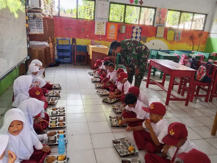 Babinsa Koramil 0107/Saketi Laksanakan Pendampingan Program Makan Bergizi Gratis (MBG) di Kecamatan Cisata