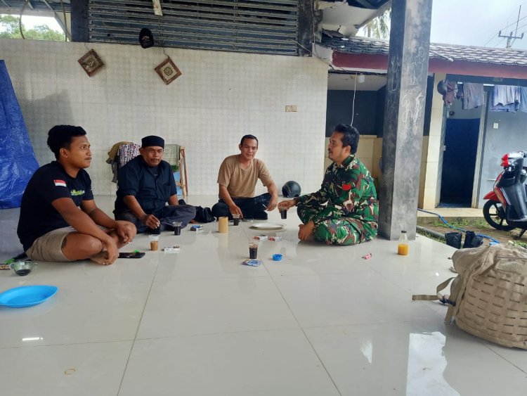 Kopka Iwan Wahyudi Babinsa Koramil 0104/Cimanuk Laksanakan Komsos Monitoring Wilayah Bahas Lokasi Tanah Koperasi Merah Putih