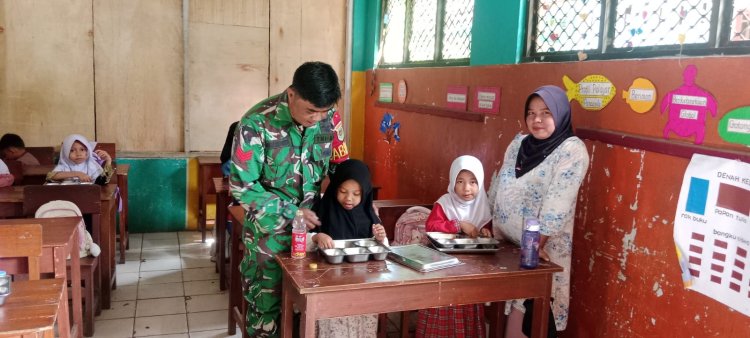Babinsa Koramil 0108/Bojong Dampingi Distribusi Makanan Bergizi Gratis kepada 2.016 Pelajar