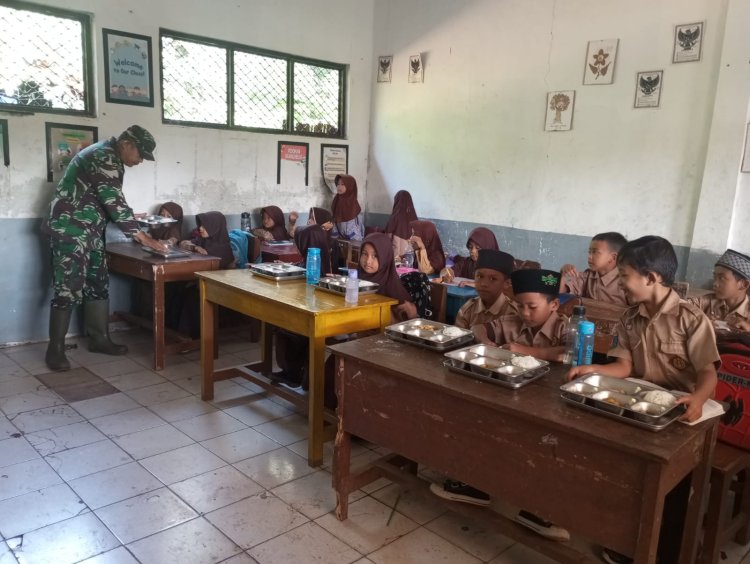 Pendampingan Program Makan Bergizi Gratis (MBG) oleh Babinsa Koramil 07/Saketi di SPPG Cisata