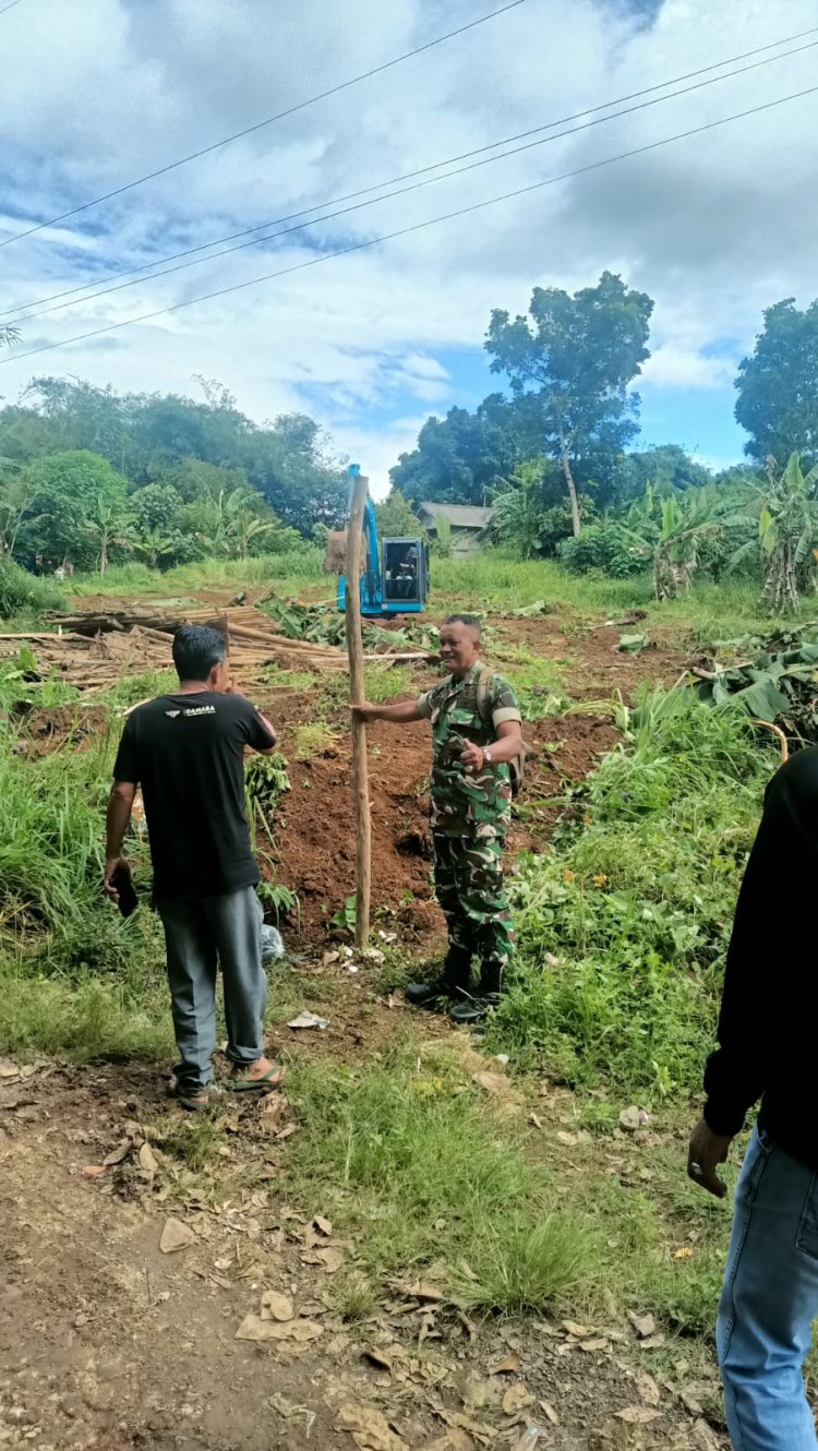 Danramil 0103/Banjar Laksanakan Pengawasan Perataan Lahan Pembangunan Grai KDMP di Desa Citalahab