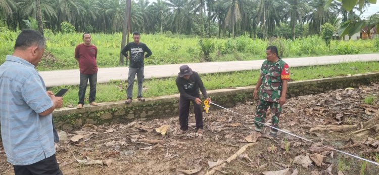Anggota Babinsa Koramil 0116/Cikeusik Laksanakan Survei dan Pengukuran Tanah Pembangunan KDKMP di Desa Cikeusik