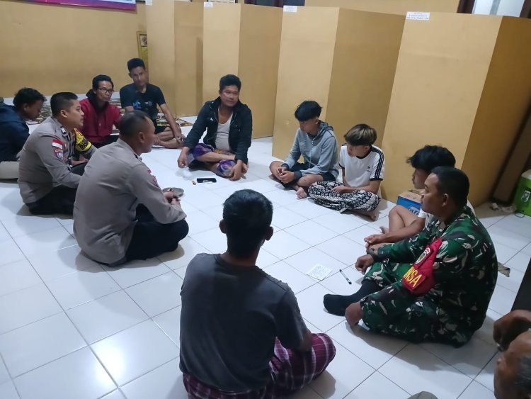 Serda Wasim Babinsa Koramil 0116/Cikeusik Laksanakan Musyawarah Warga Terkait Kasus Pencurian Ayam di Desa Sumurbatu