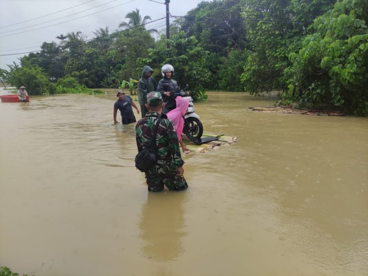 Pelda Agus Rizal Babinsa Koramil 0111/Pagelaran Laksanakan Monitoring Wilayah Terdampak Banjir Akibat Luapan Sungai Cilemer