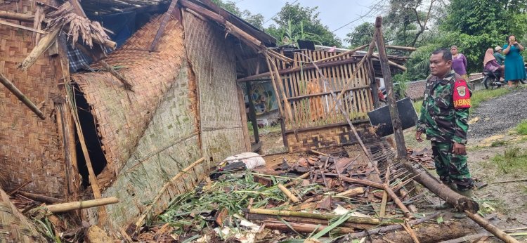 Sertu Eri Piatna Babinsa Koramil 0116/Cikeusik Monitoring Musibah Rumah Tertimpa Pohon Sawit di Desa Nanggala