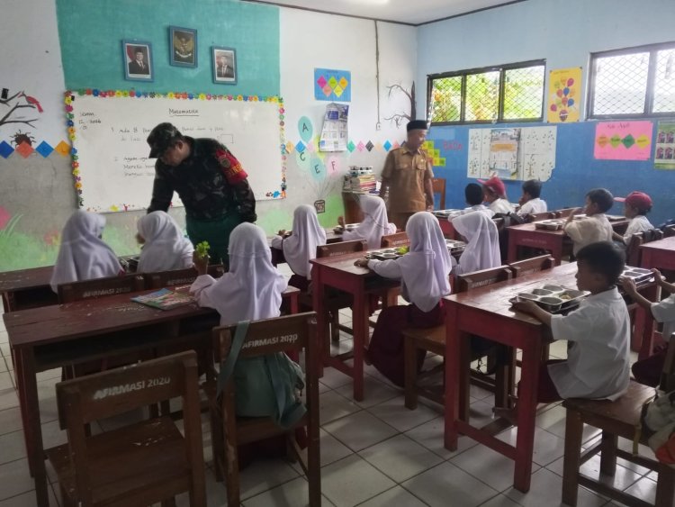 Sertu Suhendar Babinsa Koramil 07/Saketi Laksanakan Pendampingan Program Makan Bergizi Gratis di SPPG Cisata