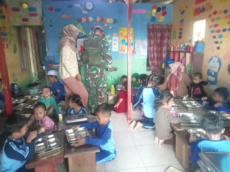 Babinsa Koramil 0109/Munjul Laksanakan Pendampingan Pendistribusian Makan Bergizi Gratis di Wilayah Kecamatan Picung