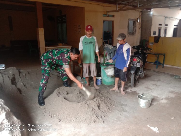Babinsa Koramil 0102/Cadasari Gelar Karya Bakti Gotong Royong Perbaikan Mushola Kantor Desa