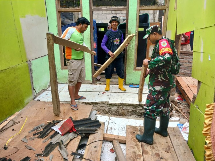 Babinsa Koramil 0116/Cikeusik Tanggap Cepat Tangani Musibah Rumah Roboh Akibat Pergeseran Tanah di Desa Umbulan