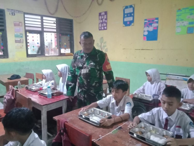 BABINSA KORAMIL 0107/SAKETI LAKSANAKAN PENDAMPINGAN PENYALURAN MAKAN BERGIZI (MBG) YAYASAN INTISHAR BERSAMA GIGIH