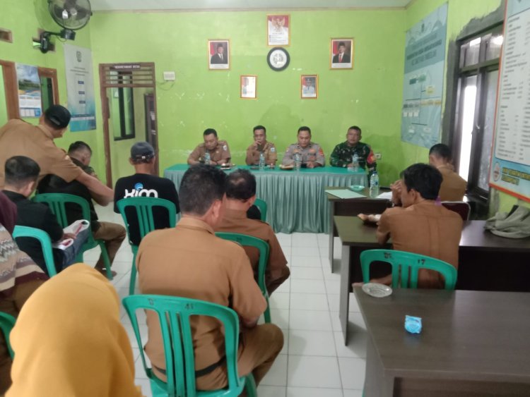 Serda Hamdan Mulyadi Babinsa Koramil 0107/Saketi Hadiri Kegiatan Monitoring dan Evaluasi di Desa Mekarwangi