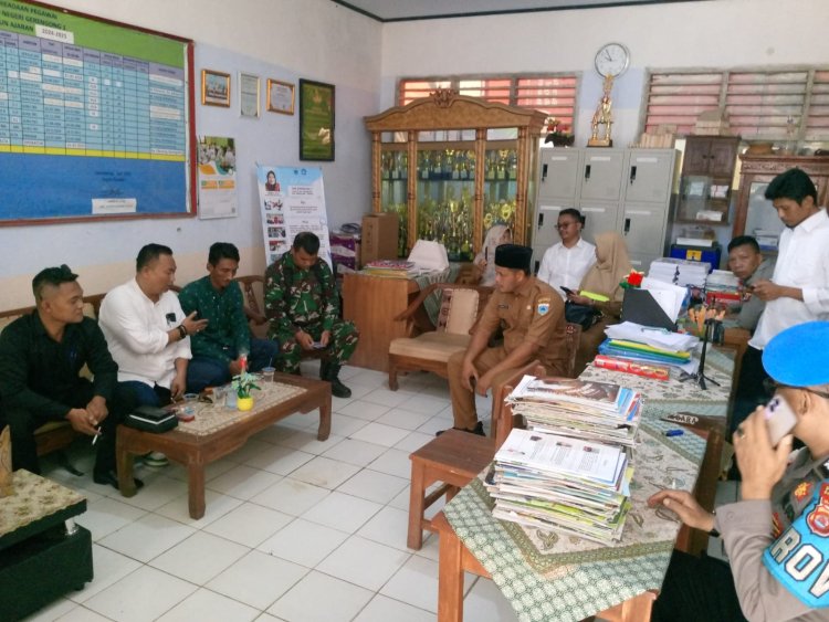 Sertu Ariadi Sagala, Babinsa Koramil 0102/Cadasari Laksanakan Komsos dan Pengamanan Penutupan Sekolah di SDN 1 Gerendong