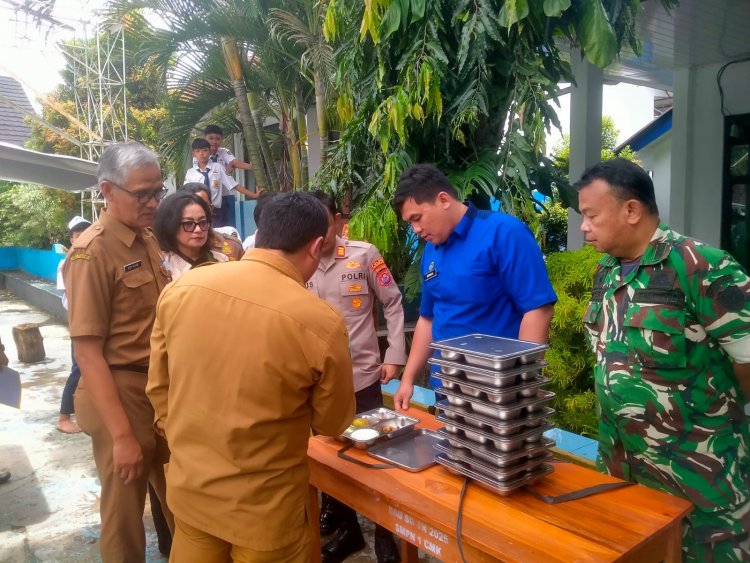 DANRAMIL 0104/CIMANUK BERSAMA MUSPIKA LAKSANAKAN MONITORING PENDISTRIBUSIAN PROGRAM MAKAN BERGIZI GRATIS (MBG) DI SMPN 1 CIMANUK