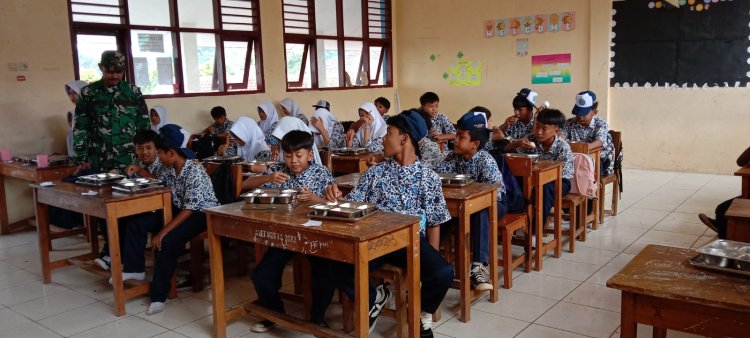 Babinsa Dampingi Penyaluran Program Makan Bergizi Gratis (MBG) di Kecamatan Saketi
