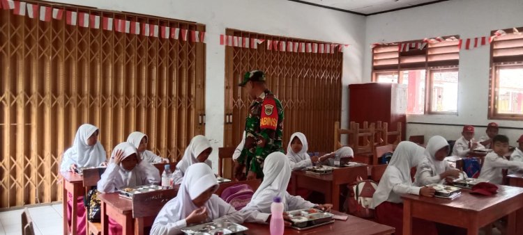 Babinsa Koramil 0105/Mandalawangi Laksanakan Pendampingan Program Makan Bergizi Gratis (MBG) di Wilayah Kecamatan Mandalawangi