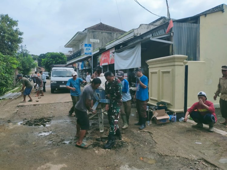 Serka Asep T Babinsa Koramil 0101/Pandeglang Laksanakan Karya Bakti Perbaikan Gorong-gorong di Kelurahan Babakan Kalang Anyar