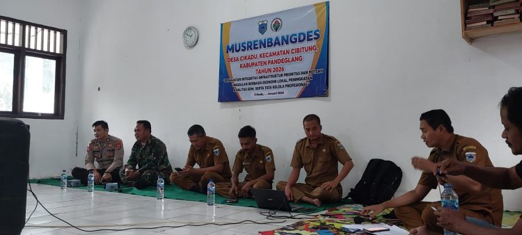 Anggota Babinsa Koramil 0113/Cibaliung Hadiri Musrenbangdes Desa Cikadu dalam Rangka Penyusunan RKPK Tahun Anggaran 2027