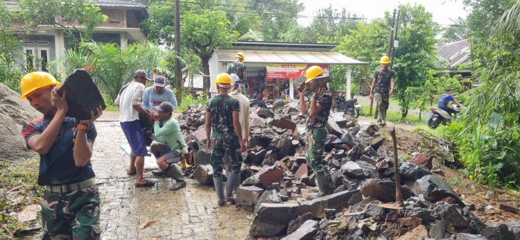 TNI Bersama Masyarakat Gotong Royong Bangun Jembatan Gantung Sungai Cikayang di Desa Cikeusik