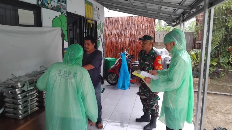 Babinsa Koramil 0102/Cadasari Laksanakan Pendampingan Penyaluran MBG di SPPG Yayasan Pondok Pesantren Kaungcaang