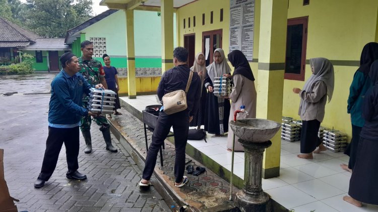 Peltu Made Awet Arta Babinsa Koramil 0102/Cadasari Dampingi Penyaluran Program Makan Bergizi Gratis (MBG) di SPPG Yayasan Hasan Maksum Sinaga