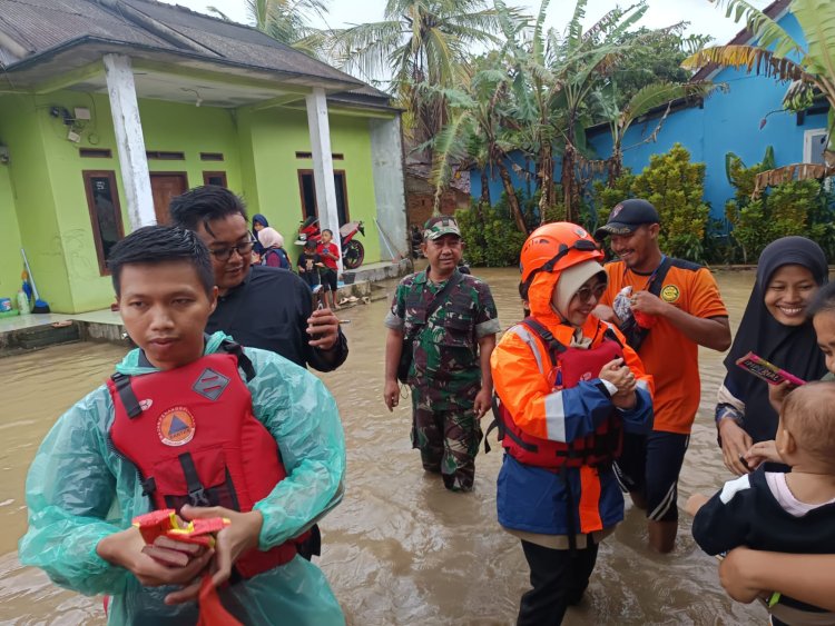 DANRAMIL 0111/PAGELARAN DAMPINGI KUNJUNGAN KERJA BUPATI PANDEGLANG TINJAU BANJIR DI DESA IDAMAN