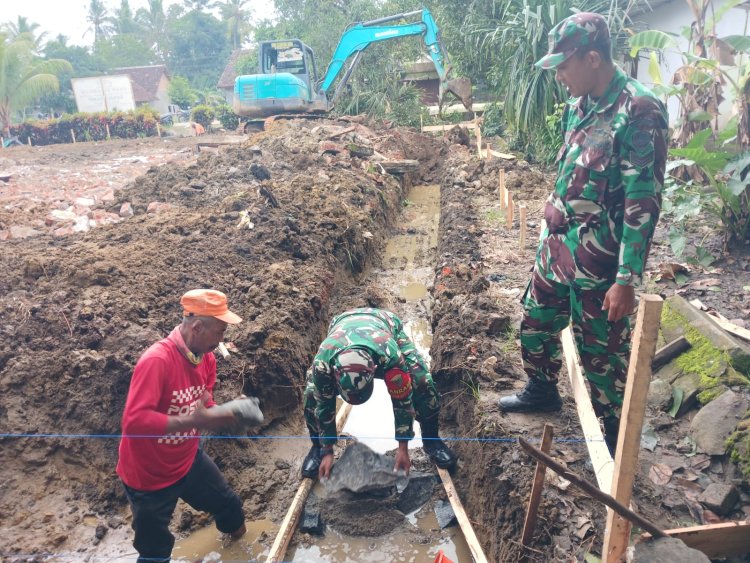 Danramil 0116/Cikeusik Bersama Babinsa dan Warga Laksanakan Peletakan Batu Pertama Pembangunan Koperasi Merah Putih di Desa Sukawaris