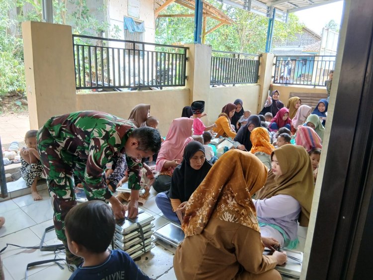 Babinsa Koramil 0104/Cimanuk Monitoring Pembagian Makan Bergizi Gratis bagi Balita dan Ibu Hamil di Desa Gunungcupu