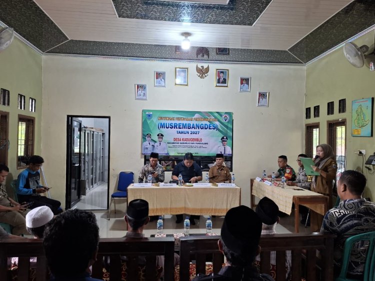 Sertu Hariyanto Babinsa Koramil 0103/Banjar Hadiri Musrenbangdes Desa Kadugemblo Tahun 2026