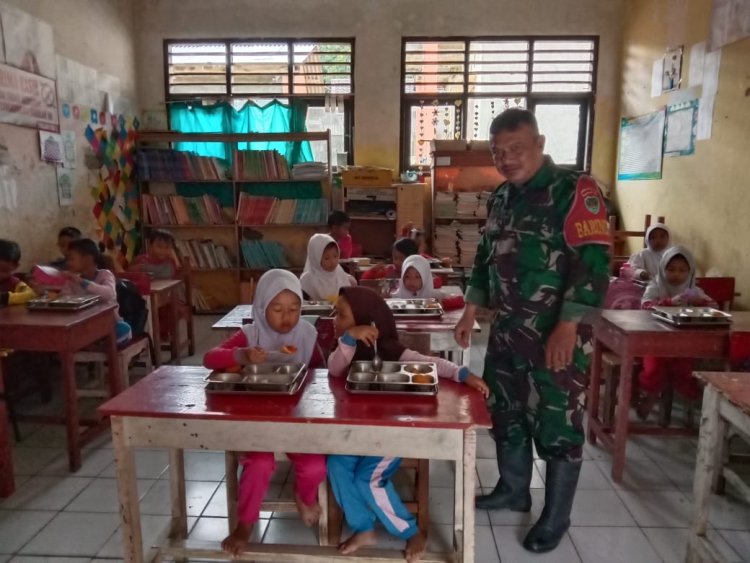 Serda Hamdan Babinsa Koramil 0107/Saketi Melaksanakan pendampingan penyaluran Makan Bergizi Gratis (MBG)