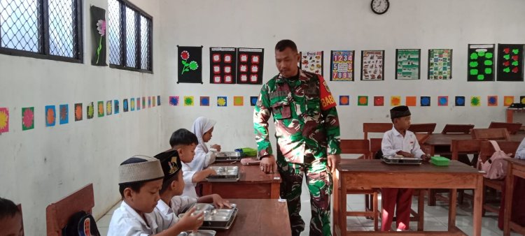 Pendampingan Program Makan Bergizi Gratis (MBG) oleh Babinsa Koramil 0105/Mandalawangi